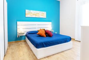 1 dormitorio azul con 1 cama con paredes azules en Deluxe Sicily Villa, en Buonfornello 73 fotos más