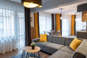 uma sala de estar com um sofá e uma mesa em Апартаменти 22 em Velingrad