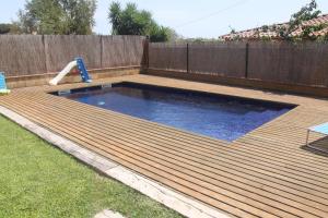 una piscina en una terraza en un patio trasero en Dolcesa, en Vall-Llobrega