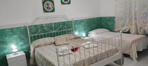 A bed or beds in a room at Mary Home - Casa Vacanza Taormina
