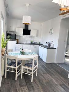 Кухня или мини-кухня в Ferienhäuser Insel Usedom Haus Jojo 7 - Blick aufs Achterwasser! Whirlpool und Sauna
