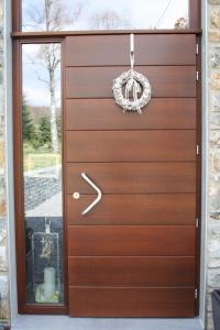 a wooden garage door with a wreath on it at Appartement Duplex Au Chat'rme des Blanches Pierres in Francorchamps
