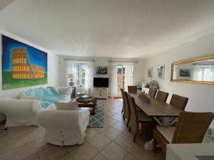 聖特羅佩的住宿－Charmantes Haus im Golf Club Saint Tropez，客厅配有沙发和桌椅