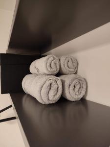 a pile of towels sitting on top of a counter at Studio de Spa in Spa