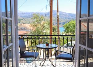 balcón con mesa, sillas y vistas en Helena Apartment Argostoli, en Argostoli
