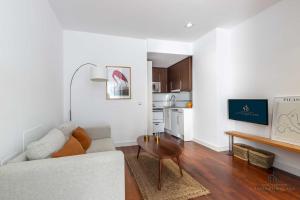 Kuchyňa alebo kuchynka v ubytovaní Living4Malaga Suite Flamingo Apartment + 8 fotografií