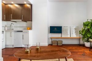 Kuchyňa alebo kuchynka v ubytovaní Living4Malaga Suite Flamingo Apartment