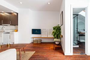 Kuchyňa alebo kuchynka v ubytovaní Living4Malaga Suite Flamingo Apartment