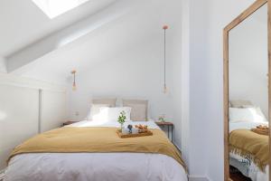 Posteľ alebo postele v izbe v ubytovaní Living4Malaga Suite Flamingo Apartment