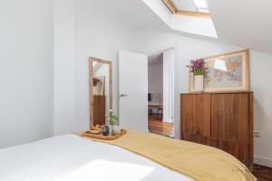 Posteľ alebo postele v izbe v ubytovaní Living4Malaga Suite Flamingo Apartment
