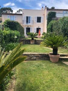 聖特羅佩的住宿－Charmantes Haus im Golf Club Saint Tropez，庭院里种有植物的花园的房子