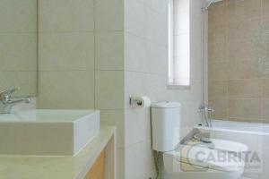 uma casa de banho com um WC, um lavatório e uma banheira em Estudio GardenMar Cabanas Gardens by Your Home Algarve em Cabanas de Tavira