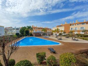 een zwembad midden op een binnenplaats bij Estudio GardenMar Cabanas Gardens by Your Home Algarve in Cabanas de Tavira