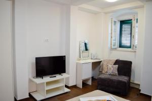 Televízia a/alebo spoločenská miestnosť v ubytovaní Armanda Rooms + 17 fotografií