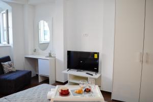 Televízia a/alebo spoločenská miestnosť v ubytovaní Armanda Rooms