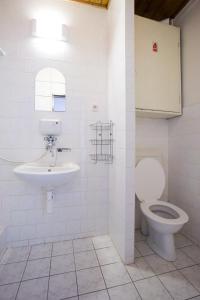 y baño con aseo y lavamanos. en Penzion Přehrada**, en Vranov nad Dyjí