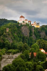 un castello in cima a una collina con alberi di Penzion Přehrada** a Vranov nad Dyjí