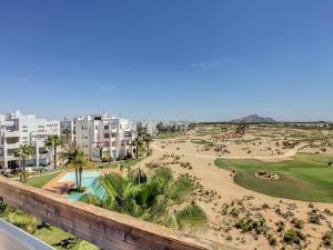 RoldánにあるLas Terrazas de La Torre Golf - 6709のビーチの景色を望むプールと建物を提供しています。