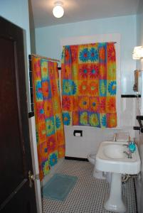 a bathroom with a sink and a shower and a toilet at Old Time Beach Front Cottage - The Beach is your Backyard! Pet Friendly cottage in North Camellia Acres