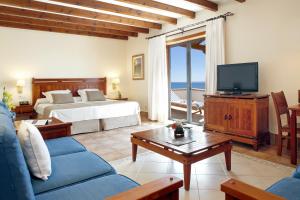 A television and/or entertainment centre at Princesa Yaiza Suite Hotel Resort