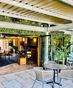 un patio al aire libre con mesas, sillas, mesa y sillas en Boston West Hotel, en Boston