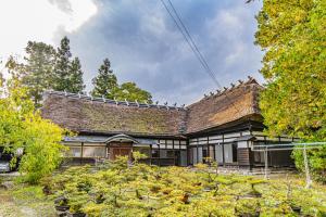 ein altes Haus mit Garten davor in der Unterkunft Stay and Discover Nishinoya in Senboku