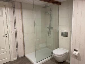 Et badeværelse på A three bedroom cabin with a hot tub