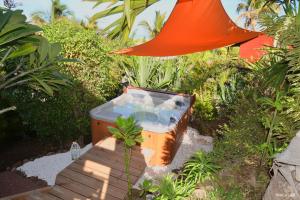 Zahrada ubytování Poz Lagon - chambre d'hôtes - Bungalow pour 2 personnes - Jacuzzi privatif - petit déjeuner - Vue sur le lagon