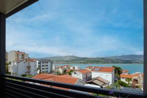 een balkon met uitzicht op de stad bij Fratelli apartments in Trogir