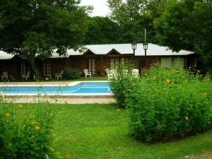 a house with a swimming pool in a yard at Hosteria Rural Piedra y Camino in Nono