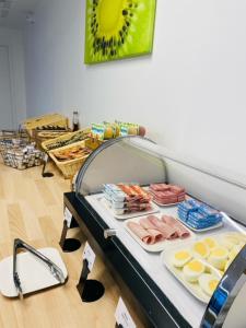 un buffet avec de la nourriture à table dans un magasin dans l'établissement Moov'Appart Hotel Clichy, à Clichy
