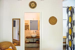 馬拉泰亞的住宿－Amaranto，一间带水槽和镜子的浴室