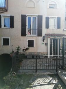 een huis met een hek ervoor bij Casa di Anna in Tovo San Giacomo
