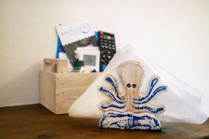 une figurine d'une pieuvre dans une tente en plastique dans l'établissement Amaranto, à Maratea