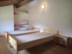 1 dormitorio con 2 camas en una habitación en LE PETIT FROUAS CENTRE en Vielle-Saint-Girons