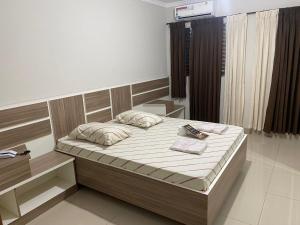 1 dormitorio con 1 cama en una habitación en Hotel Cumbica, en Guarulhos