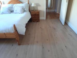 Ένα ή περισσότερα κρεβάτια σε δωμάτιο στο Abhainn Ri Cottages