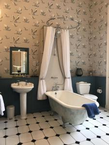 un bagno con vasca e lavandino di Escape To Edinburgh @ Albyn Place a Edimburgo