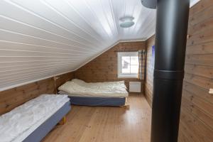 Four-Bedroom Cottage In Sirdal房間的床