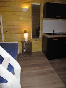une petite chambre avec un évier et une cuisine dans l'établissement Appartement T1 bis cosy avec patio 17 BIS, à Tourbes