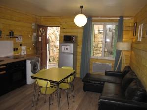 - un salon avec un canapé et une table dans l'établissement Appartement T1 bis cosy avec patio 17 BIS, à Tourbes