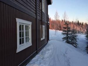 トリシルにあるNice apartment in Trysil ski in-out, sauna and viewの窓があり、地面に雪が積もっている建物 +11枚の写真