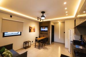 a living room with a table and a dining room at TuCasa Flats - Viva uma experiência de morador! in Foz do Iguaçu