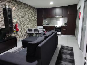 ein Wohnzimmer mit einem Sofa und einer Küche in der Unterkunft Casa de férias e fins de semana,1 in Esposende