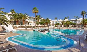 Bazén v ubytovaní H10 Ocean Suites alebo v jeho blízkosti