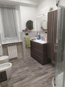 Kylpyhuone majoituspaikassa oparavisegenova