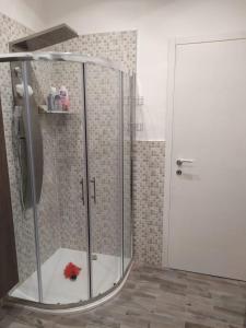 Kylpyhuone majoituspaikassa oparavisegenova