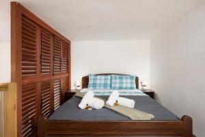 een slaapkamer met een bed met twee kussens erop bij Palazzine apartments in Pula