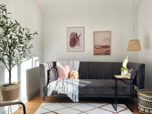Posezení v ubytování Hounds Gate Luxury Apartments by 1508 Stays