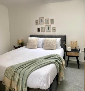 Postel nebo postele na pokoji v ubytování Hounds Gate Luxury Apartments by 1508 Stays